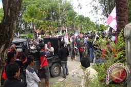 Massa AMB Demo Rekrutmen Pembangunan Kaltim Lima