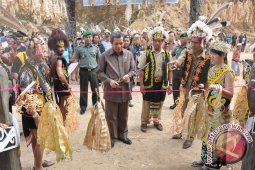 Bupati Resmikan Balai Adat Kampung Long Beliu