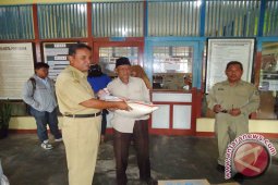BPBD Pontianak Berikan Beras Kepada Korban Kebakaran
