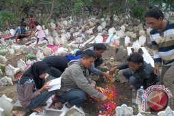 Peziarah Padati Pemakaman Kampung Jawa