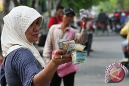 "Penjual Jasa" Penukaran Uang Bermunculan
