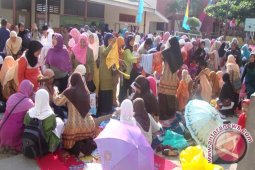 Sembako Gratis dan Bazar Pakaian Diminati Warga