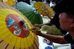 MELUKIS PAYUNG BATIK