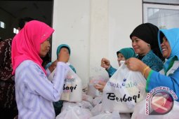 PKK Bagikan 1.100 Paket Sembako