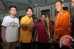 SERAHKAN PIALA DIVISI UTAMA
