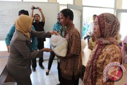 HST Bagikan 400 Paket Sembako