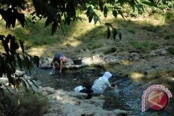 Masyarakat Andalkan Air Hujan