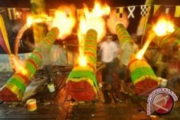 Warga Pontianak Gotong Royong Buat "Meriam Karbit"