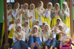 Puluhan Santri Jabar Bimbing Siswa SMP Samarinda
