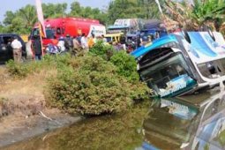 BUS MUDIK TERGULING