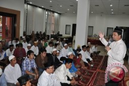 Fraksi PKS Berbagi dengan Pamdal dan Petugas Kebersihan