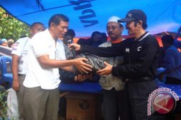 KNPI Bagikan Sembako