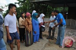 Jurnalis Kubu Raya Bantu Korban Puting Beliung