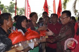 Ribuan Warga Kubu Raya Dibagi Paket Sembako PDIP