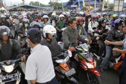 ANTREAN PEMUDIK DI GILIMANUK