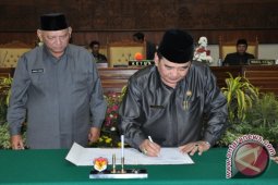 DPRD Sahkan P-APBD 2012 Menjadi Rp13,34T