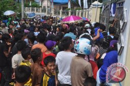 Fakir Miskin Antre Zakat Di Rumah Bupati