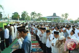 Plt Gubernur shalat id di masjid raya