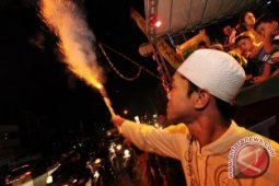 Pawai Takbiran Kalah Ramai Dengan Perang Petasan