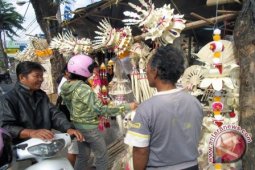 Hiasan "Penjor" Ramai Diburu
