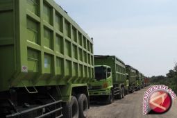 Polda Jambi kerahkan mobil derek di lokasi parkir truk batubara