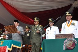 Mukmin Bacakan Teks Proklamasi di Upacara HUT RI ke-67