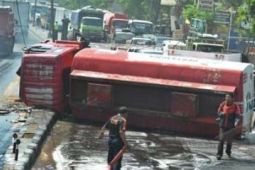 TRUK BBM TERGULING