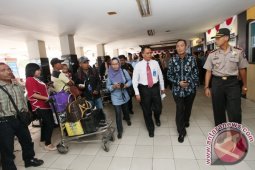 MENINJAU BANDARA