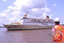 Kapal Terhambat Aliran Sungai Surut