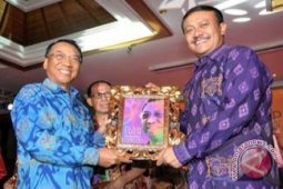 Jero Wacik Luncurkan Buku "Menbudpar"