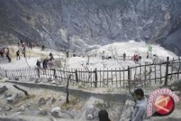 Wisman serbu gunung tangkuban parahu