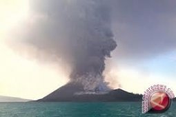 Krakatau muntahkan jutaan material vulkanik