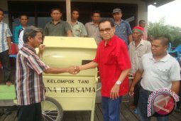 Realisasikan Bantuan Sapi, Traktor Tangan dan Bibit Karet