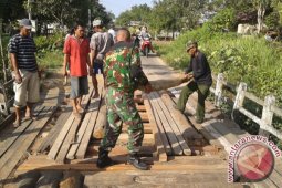 TNI-Warga Perbaiki Jembatan