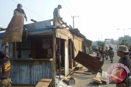 Kios Pakaian Bekas di Berau Dibongkar