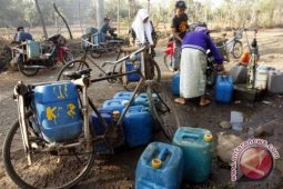 Pengisian ulang air mineral di Banjarmasin antre
