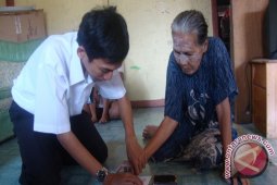 Bontang Salurkan Bantuan Bagi 48 Lansia