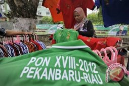 Jelang Penutupan, Kaos PON Mulai Dijual Murah