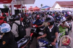 SPBU Kembali Dipadati Kendaraan Antre Premium