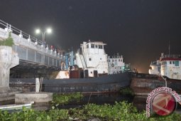 TUGBOAT TABRAK JEMBATAN