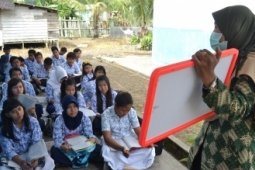 Belajar Di Halaman Sekolah