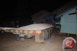 Truk Tronton Seruduk Rumah Warga