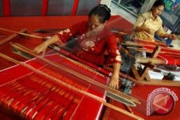 Souvenir khas Samosir diminati wisatawan  mancanegara