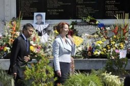 JULIA GILLARD KUNJUNGI MONUMEN BOM