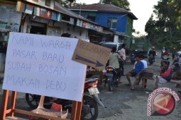 Warga Nunukan Protes Dengan Menutup Jalan
