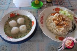 Nasi ayam manggar, makan nasi pakai bakso