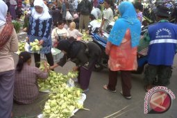 Penjual bungkus ketupat raih keuntungan berlipat