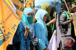 Mahasiswa  Demo PLN Tolak Pemadaman