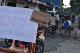 Warga Tutup Jalan