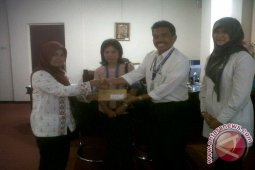 PLN Kalbar Berikan Penghargaan Pelanggan Prabayar Ke-100 Ribu